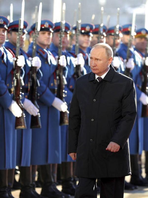 Der russische Präsident Wladimir Putin (links) wird vom serbischen Präsidenten Aleksandar Vucic mit militärischen Ehren in Belgrad begrüßt, 17.01.2019 (IMAGO / ZUMA Wire)