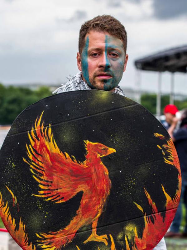 Ein Demonstrant auf der sogenannten Hygienedemo in München trägt eine von »Braveheart« inspirierte Gesichtsbemalung und ein Schild mit einem Phönix darauf, der die tägliche Wiedergeburt symbolisiert, 23.5.2020 (IMAGO / ZUMA Wire)