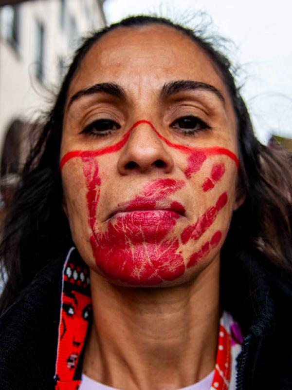 Teilnehmerin einer Demonstration gegen Gewalt gegen Frauen in Brüssel, 27.11.2022 (IMAGO / ZUMA Wire / Ana Fernandez)