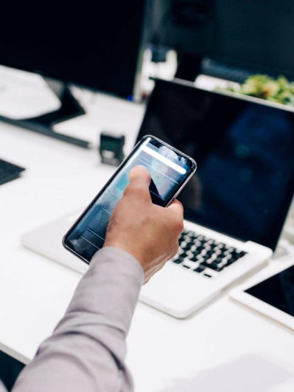 Man ist nicht nur von immer mehr Smartphones umgeben, sondern wird auch zunehmend unter Druck gesetzt, es ihren Nutzer:innen gleichzutun. (IMAGO / MASKOT)