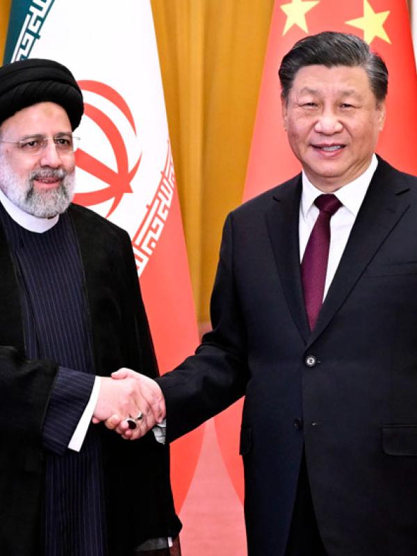 Der chinesische Präsident Xi Jinping mit dem Präsidenten der Islamischen Republik Iran, Ebrahim Raisi in Peking, 14.2.2023 (IMAGO / Xinhua)