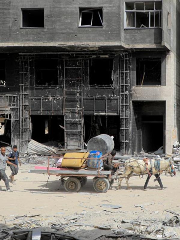 Zivilisten gehen durch die nach israelischen Angriffen zerstörte Stadt Khan Younis, 20.4.2024 (IMAGO / Xinhua / Rizek Abdeljawad)