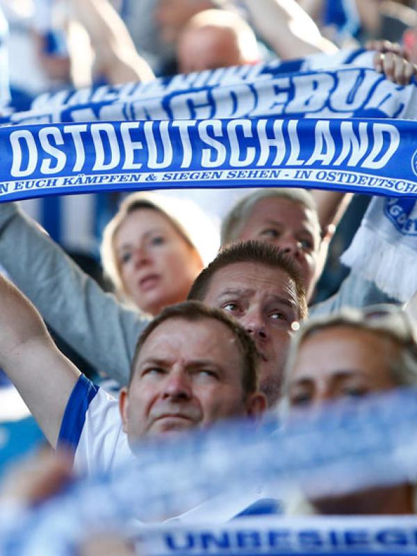 Fanschal des 1. FC Magdeburg mit der Aufschrift »Wir haben Euch kämpfen und siegen sehen – in Ostdeutschland!«, 20.9.2020 (IMAGO / Jan Huebner)