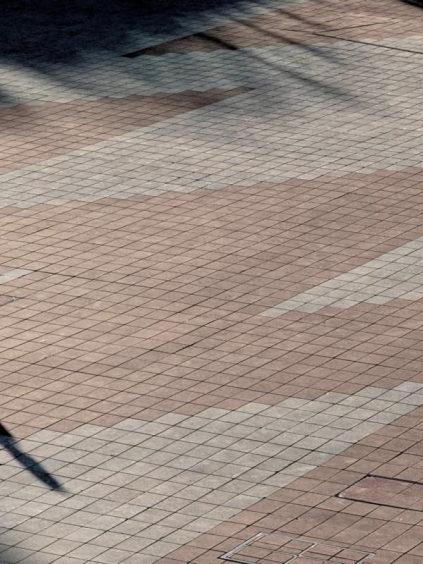 Ein Kind läuft über einen menschenleeren Platz, 22.5.2024 (IMAGO / Rolf Poss)