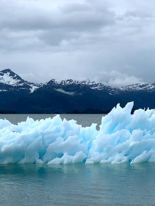 Fünf Kipppunkte im Erdsystem sind aufgrund der Klimaerwärmung über 1,5 Grad bereits kurz vor dem Umkippen. Hierzu gehören auch das Abschmelzen der grönländischen und westantarktischen Eisschilde (Melissa Bradley via unsplash.com)