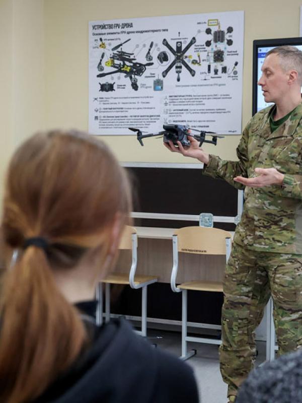 Drohnen-Unterrichtseinheit einer Kinder- und Jugend-Militär-Organisation (»Voin«) in Jekaterinburg, 20.2.2025 (IMAGO / ITAR-TASS)