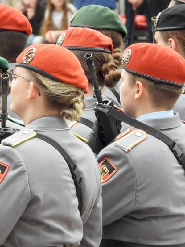 Soldaten und Soldatinnen in Uniform bei der Parade zum Veteranentag, 15.6.2025 (IMAGO / Breuel-Bild)