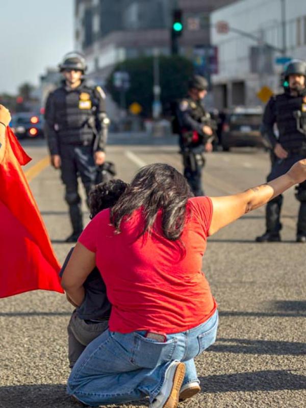 Protestierende in LA. In Kalifornien wurde gegen die harte Migrationspolitik der US-Regierung heftig protestiert. Trump hat die dortige Nationalgarde eingesetzt, 10.6.2025 (IMAGO / Pacific Press Agency) 
