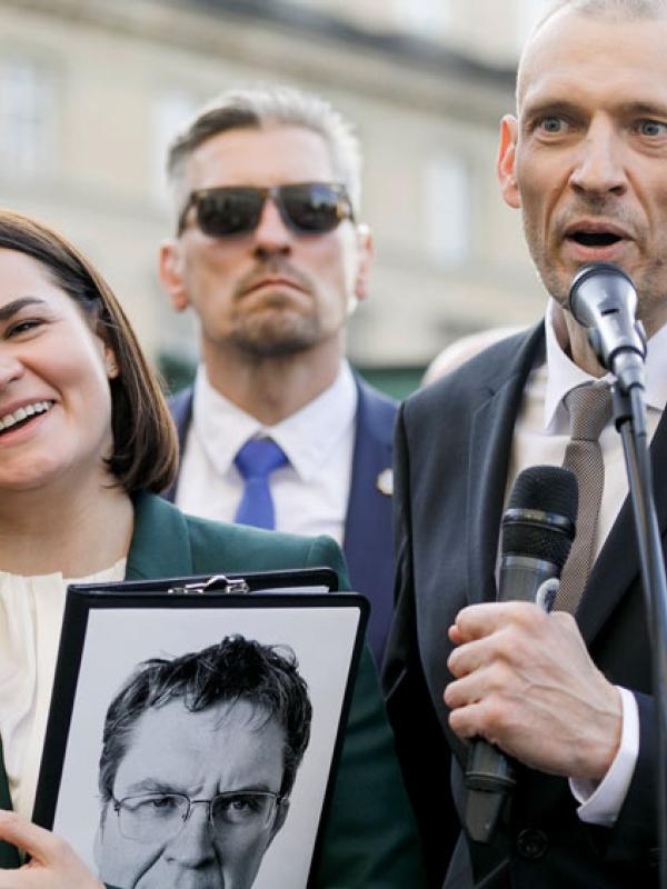 Sergej Tichanowski und seine Frau Swetlana nach seiner Freilassung in Warschau, 26.6.2025 (IMAGO / ZUMA Press Wire / Volha Shukaila)