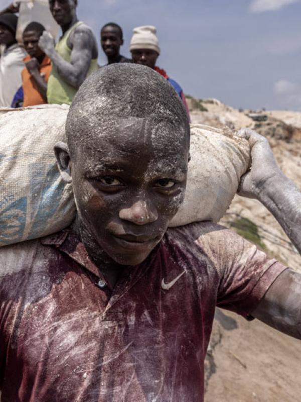 Ein junger Mann in einem der Bergwerke in Rubaya in der Demokratischen Republik Kongo. Hier werden Coltan und Mangan abgebaut. Handys, Computer, Tablets, und Batterien enthalten die kostbaren Materialien, April 2025 (IMAGO / News Licensing / Jack Hill)