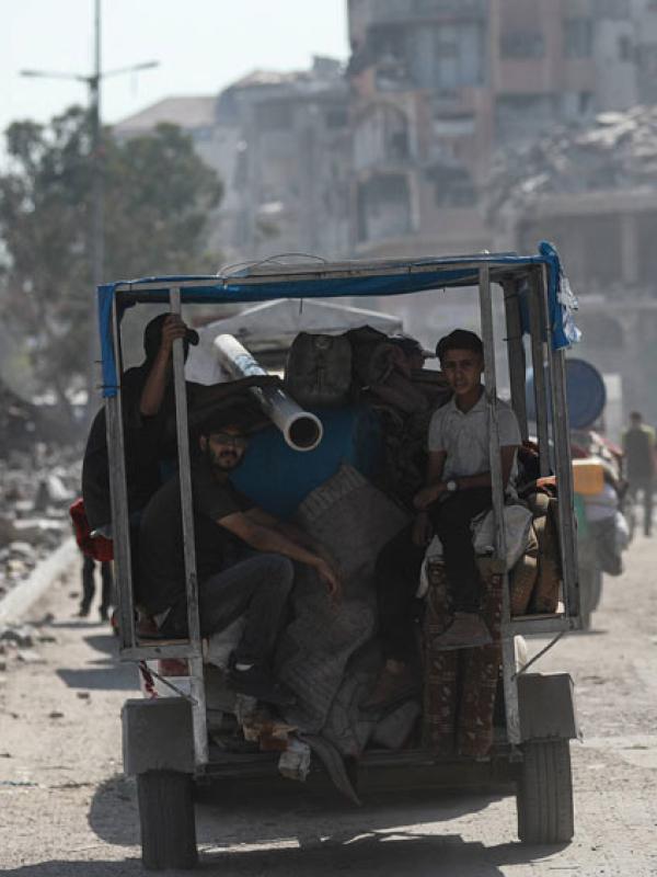 Die Palästinenser fliehen erneut aus dem Norden des Gazastreifens, nachdem die israelische Armee ihre Angriffe verstärkt und ihren Besatzungsplan für Gaza-Stadt in die Tat umsetzt, 26.8.2025 (IMAGO / Anadolu Agency / Abdalhkem Abu Riash)