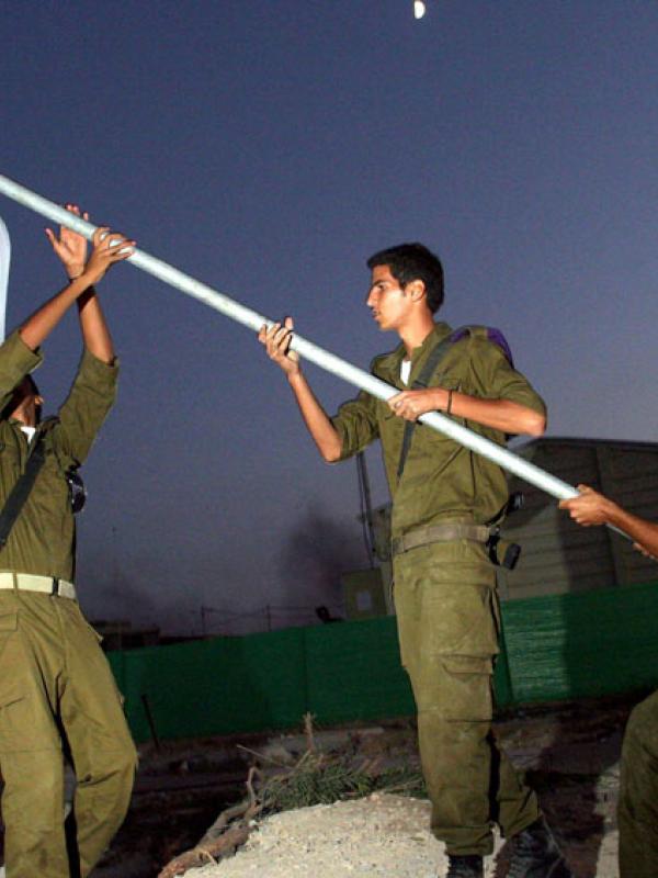 Im Rahmen des Rückzugs Israels aus dem Gazastreifen holen IDF-Soldaten eine Israel-Fahne im Siedlungsblock Gusch Katif ein. Gusch Katif wurde im August 2005 vollständig geräumt, 11.9.2005 (IMAGO / ZUMA Press Wire)