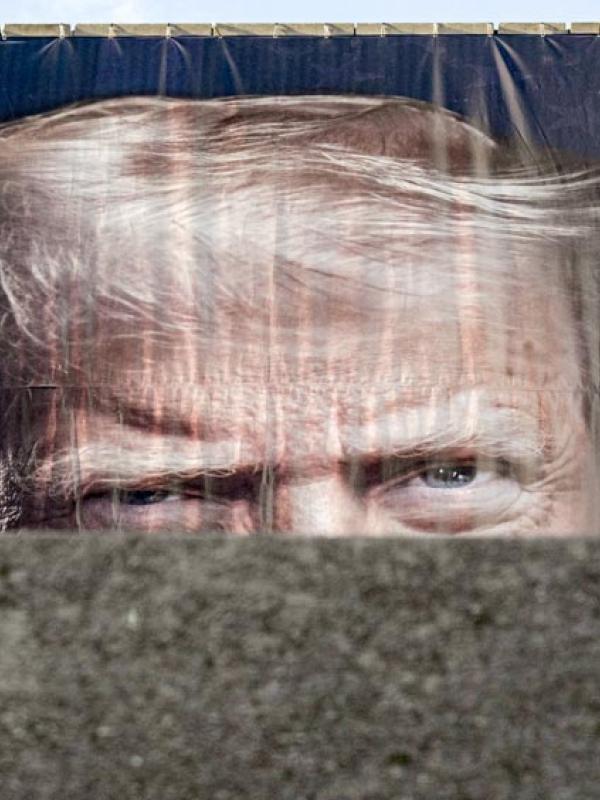 Ein Banner mit dem Portrait von US-Präsident Donald Trump hängt am Arbeitsministerium der Vereinigten Staaten in Washington, 1.9.2025 (IMAGO / ZUMA Press Wire)