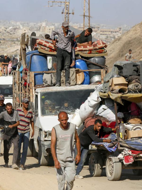 Menschen fliehen aufgrund verstärkter israelischer Angriffe aus dem Norden Gazas, 16.9.2025 (IMAGO / Anadolu Agency)