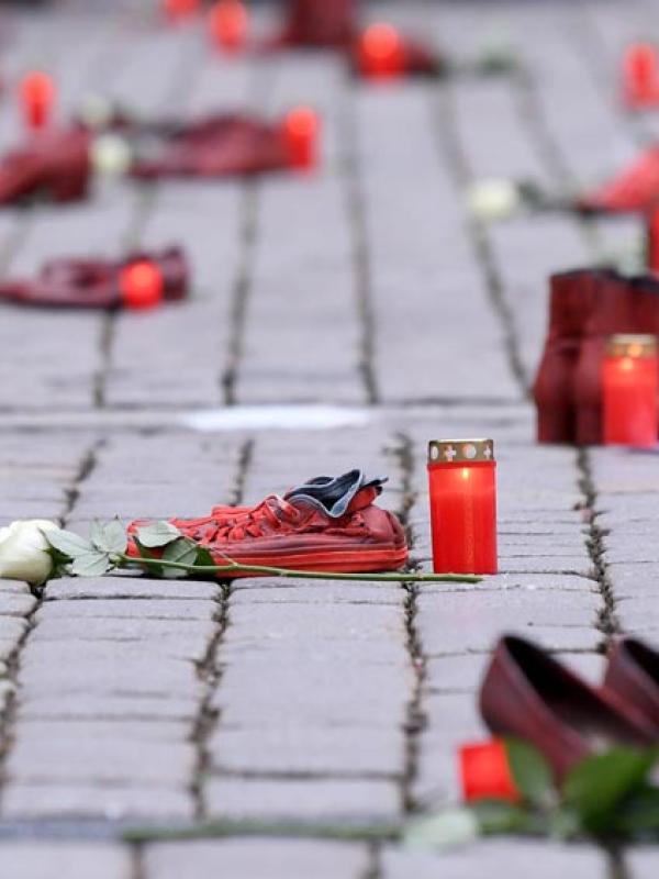 Schuh-Aktion zum Thema Femizide in Deutschland auf dem Tübinger Marktplatz, 25.11.2021 (IMAGO / ULMER Pressebildagentur)