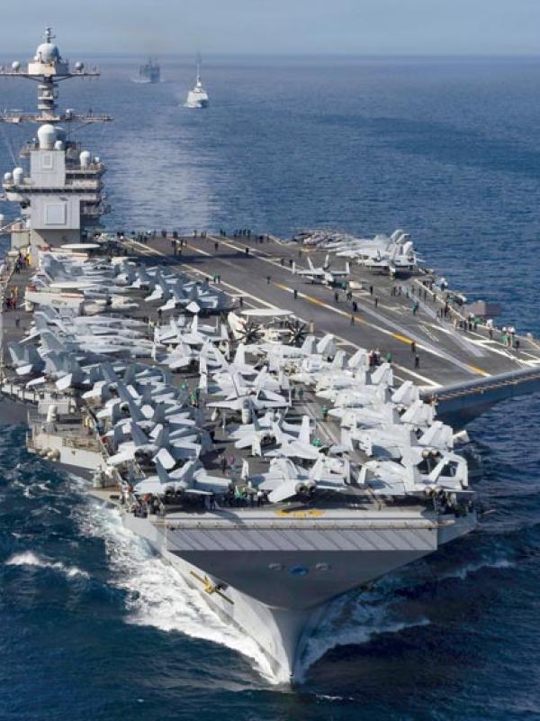 Der größte Flugzeugträger der Welt, die USS »Gerald R. Ford«, lief Mitte November vor der Küste Lateinamerikas ein. Das Foto zeigt das Schiff am 1.10.2025 im Mittelmeer (IMAGO / ZUMA Press Wire)