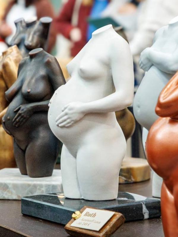 Skulpturen von schwangeren Körpern auf der Babymesse in Düsseldorf, 25.10.2025 (IMAGO / Oliver Langel)