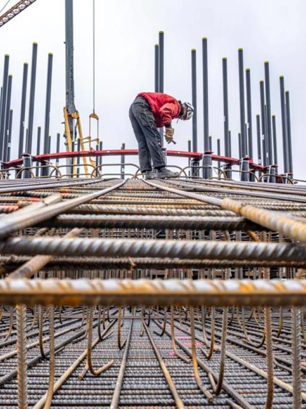 Wirksame öffentlich-private Partnerschaften beinhalten Regelungen, die sicherstellen, dass öffentliche Unterstützung auch einen öffentlichen Mehrwert schafft. Hier zu sehen: Bauarbeiten für ein Windrad (IMAGO / Jochen Tack)