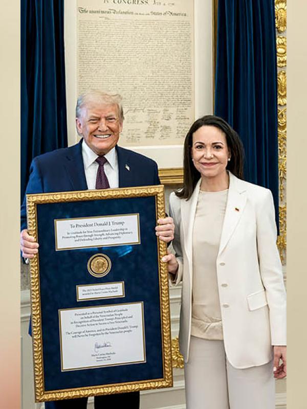 Trump nimmt im Weißen Haus die Friedensnobelpreismedaille von María Corina Machado entgegen, 15.1.2026 (IMAGO / Bestimage)