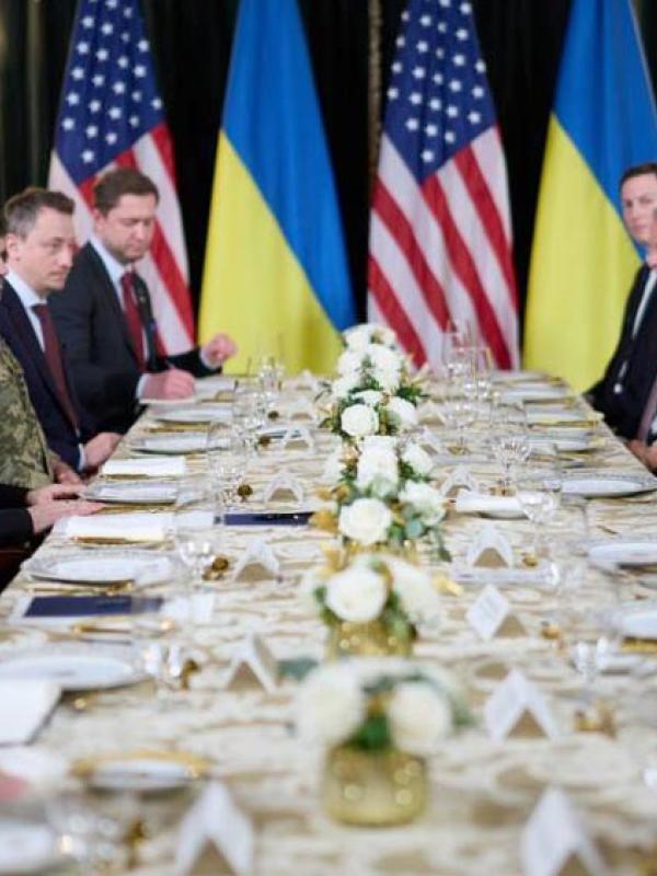 Selenskij und Trump sitzen sich gegenüber bei dem Arbeitsessen in Mar-a-Lago, 29.12.2025 (IMAGO / APAimages)