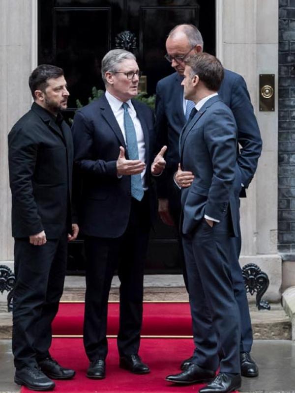 Wolodymyr Selenskyj, Keir Starmer, Friedrich Merz und Emmanuel Macron vor der Downing Street 10 in London, 8.12.2025 (IMAGO / ZUMA Press Wire)