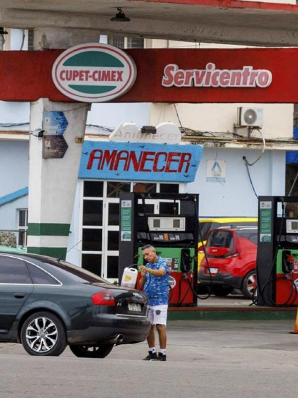 Ein Mann saugt Treibstoff aus einem Container neben einer staatlichen Tankstelle in Kuba ab, weil diese wegen Treibstoffmangels geschlossen ist, 24.1.2026 (IMAGO / imagebroker)