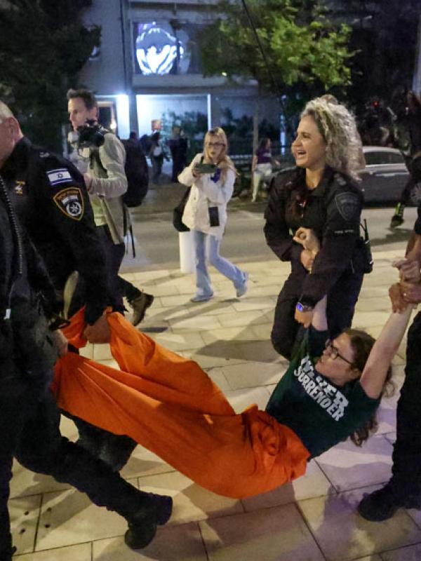 Die israelische Polizei löst in Tel Aviv eine Anti-Kriegs-Demonstration auf, 4.4.2026 (IMAGO / Anadolu Agency)