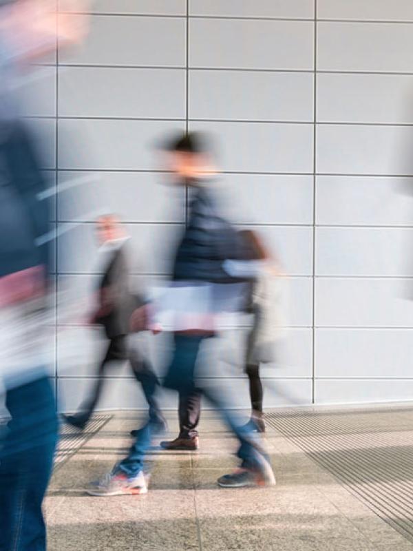 Heimatverlust wird heute zu einer universellen Erfahrung: durch Kriege, die Verheerungen der Klimakrise, aufgrund wirtschaftlicher Not. aber auch durch die Enfremdung von Mitmenschen. (Foto: IMAGO / Depositphotos)