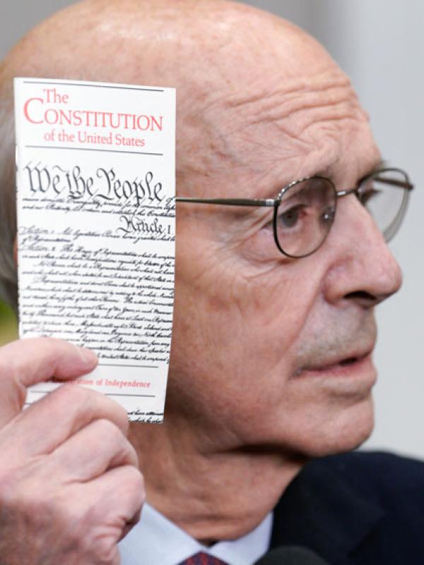Stephen G. Breyer, Richter am Obersten Gerichtshof, hält einen Druck der US-Verfassung in den Händen, 27.1.2022 (IMAGO / ZUMA Press Wire)