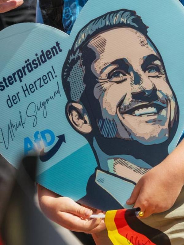 AfD-Fanartikel in Herzform an einem Wahlkampfstand in Magdeburg, 28.7.2026 (IMAGO / Wolfgang Maria Weber)