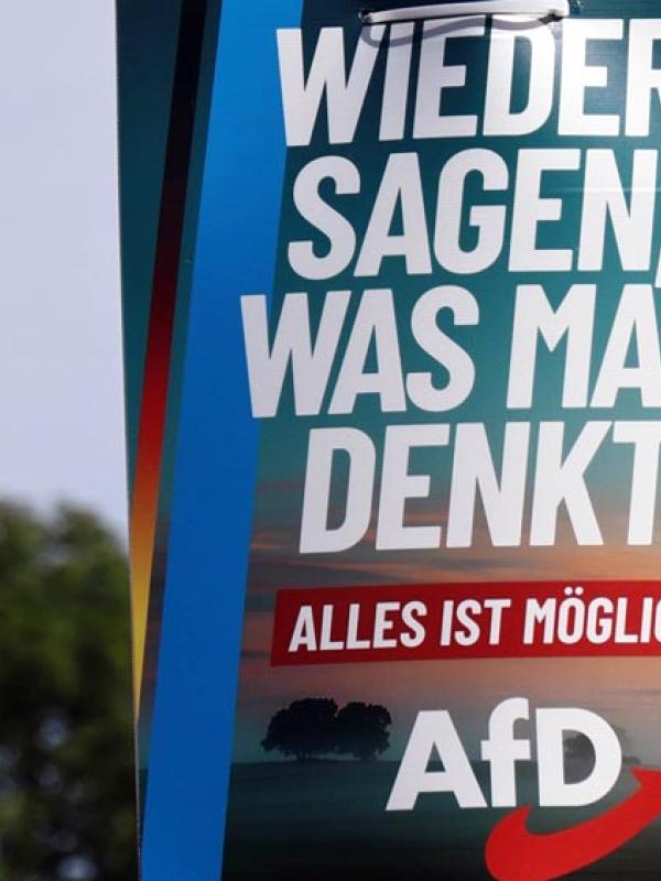 Ein AfD-Wahlplakat im sachsen-anhaltinischen Saubach, 26.8.2026 (IMAGO / Karina Hessland)