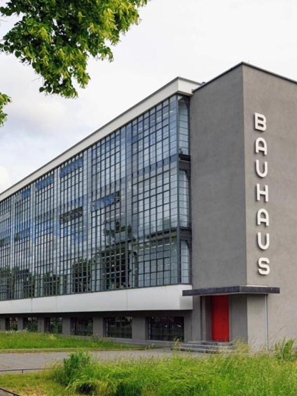 Außenansicht des Bauhausgebäudes mit Schriftzug in Dessau, 5.6.2026 (IMAGO / Jörg Halisch)