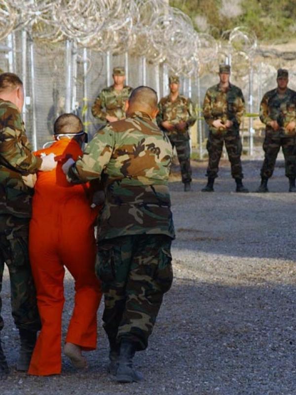 Nach den Terroranschlägen vom 11. September 2001 und dem darauf folgenden Krieg in Afghanistan wurde begonnen, den Marinestützpunkt der US Navy in der Guantánamo-Bucht auf Kuba um ein Internierungslager für Gefangene zu erweitern, Foto vom 18.1.2002 (IMAGO / ZUMA Press Wire)