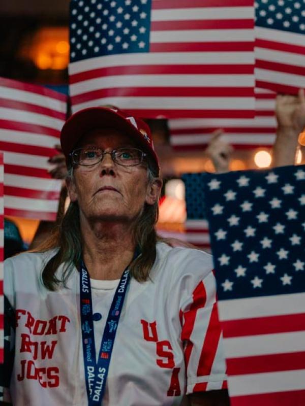 Teilnehmer mit USA-Flaggen bei der Republican Midterm Convention in Dallas, 10.9.2026 (IMAGO / Middle East Images)