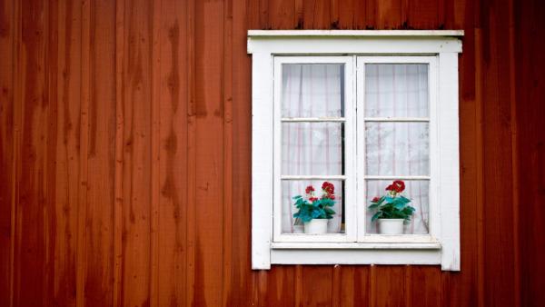 Ein Fenster an einer roten Hauswand