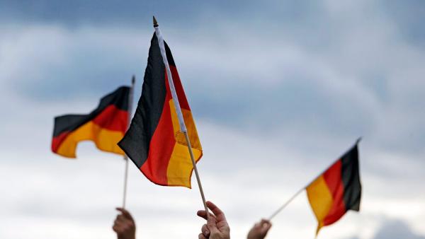 Menschen schwenken kleine Deutschlandfahnen