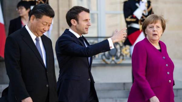 Der Präsident der Volksrepublik China, Xi Jinping, der französische Präsident Emmanuel Macron und die Bundeskanzlerin der Bundesrepublik Deutschland, Angela Merkel, verlassen den Elysee-Palast nach einem hochrangigen Treffen am 26. März 2019 im Rahmen eines Staatsbesuchs des Präsidenten der Volksrepublik China in Paris. 