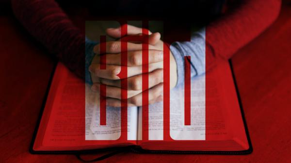 Betende Hände hinter dem Logo der Bild-Zeitung