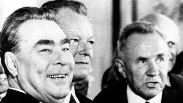 Der Generalsekretär der Sowjetunion Leonid I. Breschnew (links), der westdeutsche Bundeskanzler Willy Brandt (Mitte) und der sowjetische Ministerpräsident Alexej Kosygin posieren nach der Unterzeichnung des deutsch-sowjetischen Nichtangriffsvertrags in Moskau für Fotografen. 12. August 1970,