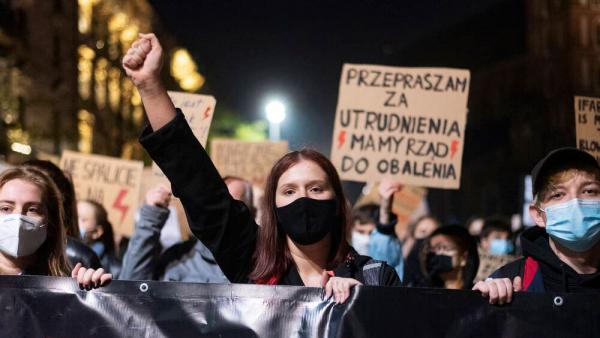 Hunderte polnische Frauen und Männer protestieren in Krakau, Polen, gegen das verfassungsmäßige Urteil, das Abtreibungen aufgrund fötaler Missbildungen für verfassungswidrig erklärte - Krakau, Polen, 7. November 2020.