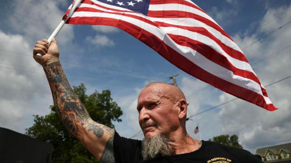 Chester Doles, ein langjähriger Anführer der weißen Nationalisten, führt einen Marsch zu Ehren von Präsident Trump in Dahlonega, Georgia an - 14. September 2019 (imago images / ZUMA Wire)