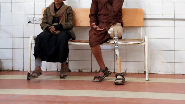 Ein Mann, der sein linkes Bein bei einer Explosion verloren hat, sitzt auf einem Stuhl im Rehabilitationszentrum in Sanaa, Jemen, am 2. Dezember 2020 (imago images / Xinhua)