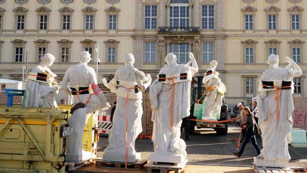 Statuen für den Schlüterhof im Berliner Schloss werden am Lustgarten vom Tieflader Lkw angeliefert. Berlin, 07.11.2020