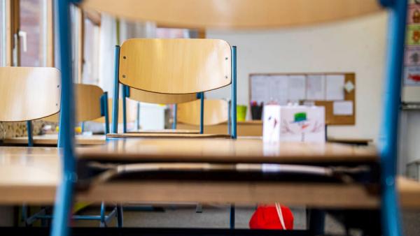 Stühle in einem leeren Klassenraum