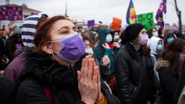 Eine Demonstrantin während einer Demonstration in Istanbul gegen den Austritt der Türkei aus der Istanbul-Konvention, 20. März 2021 (IMAGO / ZUMA Wire)