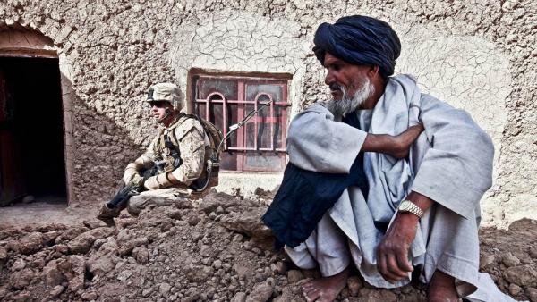 Ein Soldat sammelt Informationen von afghanischen Dorfbewohnern während einer Patrouille im südlichen Teil des Bezirks Washir in Afghanistan, 4.10.2011 (IMAGO / StockTrek Images)
