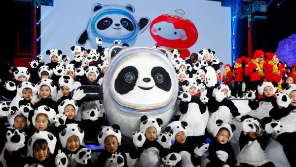 Kinder posieren mit dem Maskottchen der Olympischen Winterspiele 2022, 18.9.2019 (IMAGO / VCG)