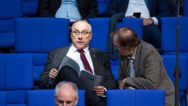 Jens Maier (l) und Detlev Spangenberg, MdB der AfD-Fraktion, im Deutschen Bundestag, 21.2.2019 (IMAGO / Christian Ditsch)