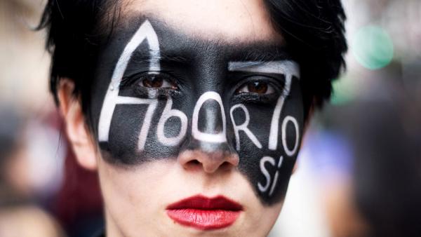 Eine Frau protestiert vor dem Justizpalast in Bogota für die Entkriminalisierung von Schwangerschaftsabbrüche in Kolumbien, 9.2.2022 (IMAGO / UIG)