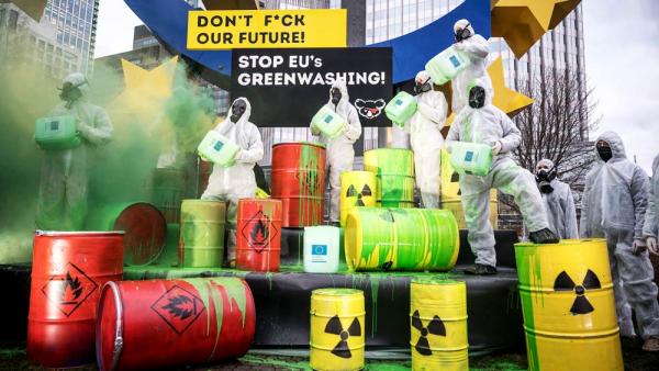 Protest gegen die »grüne« EU-Taxonomie für Atomenergie und Erdgas am Willy-Brandt-Platz in Frankfurt am Main, 11.1.2022 (IMAGO / Tim Wagner)